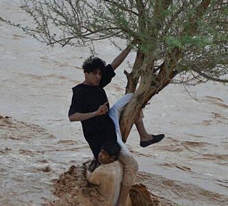 بالصور.. “الدفاع المدني” يثبت إنقاذه شابي “الأديرع”..