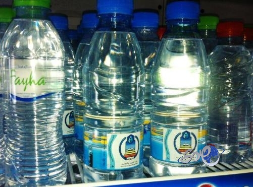 بقالة تبيع مِيَاهاً تحمل شعار وزارة التربية والتعليم