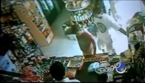بالفيديو.. للمرة الثانية.. سرقة سوبر ماركت فى وضح النهار بالدمام