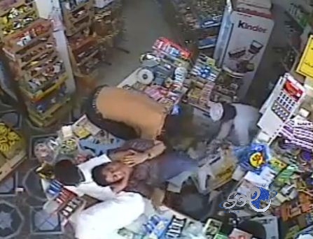 فى مشهد متكرر سرقة سوبر ماركت والإعتداء على عامل المحل بجدة
