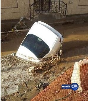 سقوط أحد المواطنين بسيارته بحفرية عميقة بالطائف