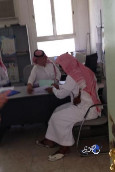 ولي أمر يحضر إلى مدرسة لتسجيل ابنه المستجد متوشحا “بسلاح ناري”