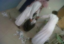 مدير ثانوية بالأحساء يجبر الطلاب على تنظيف المدرسة بالكامل