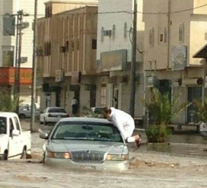 أمطار غزيرة على عفيف تحتجز المركبات وتقتحم المنازل