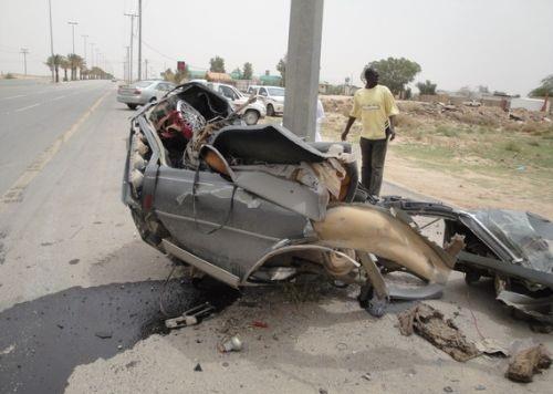 بالصور.. نجاة ثلاثة شبان من موت محقق بعد انشطار سيارتهم