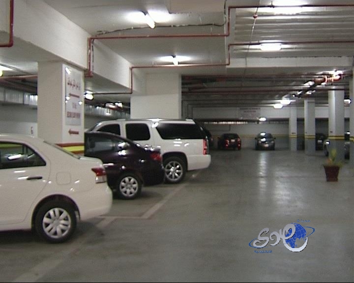 “أمانة الرياض” تربط منح رخص البناء للمباني التجارية بتوفير مواقف للسيارات