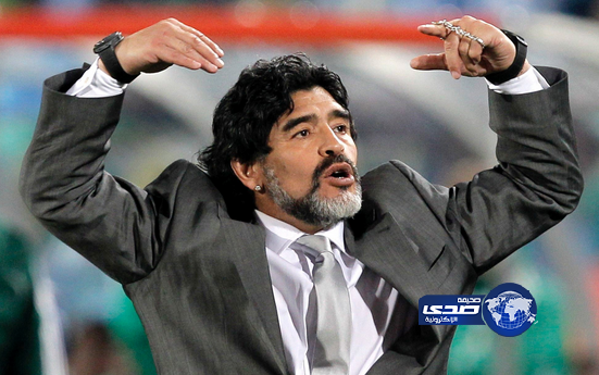 مارادونا.. يعتدي بـ”وحشية” على صحفي