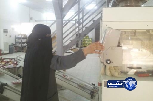 فتاة سعودية تترك الجامعة وتحترف تشغيل الآلات الثقيلة بمصنع أغذية بالدمام