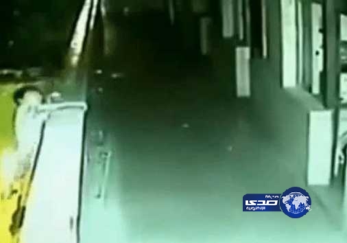 بالفيديو.. «نائم» يقفز من عمارة مرتفعة