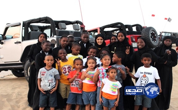 أيتام جدة يشاركون في رحلة برية للتطعيس في الرمال