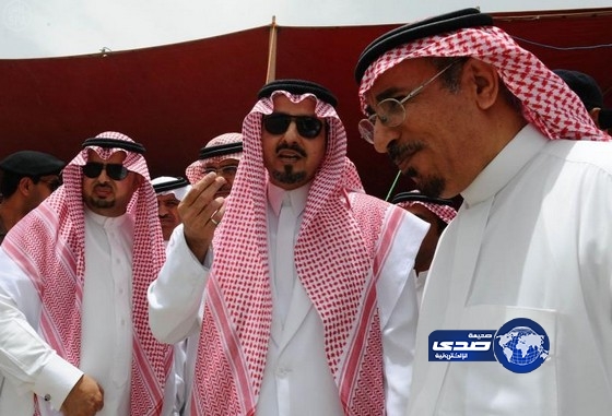 أمير منطقة عسير يقف على سد وادي تبالة في بيشة