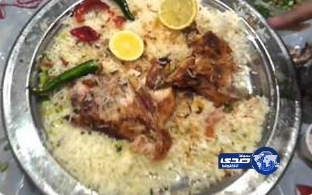 بالفيديو.. ” دودة ” داخل وجبه طعام مواطن في احد المطاعم الشهيرة