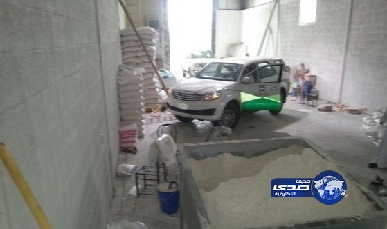 التجارة تداهم مستودعاً بسيهات يعبئ الدقيق السعودي في عبوات “هريس” الإمارات