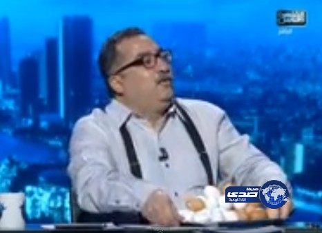 بالفيديو .. اعلامي مصري يقذف الكاميرا بالبيض