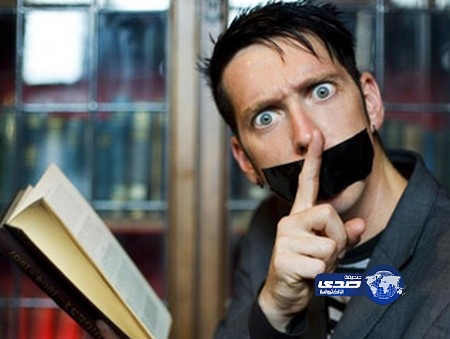 شريط لاصق.. لإسكات الطلاب الثرثارين