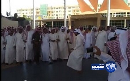 بالفيديو ..خريجو جامعة الملك خالد بأبها يتراقصون فرحاً بتخرجهم في حرم الجامعة