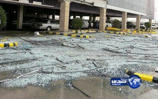 إصابة شخصين نتيجة سقوط واجهة مبنى شمال الرياض