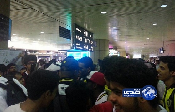 لحظة وصول لاعبي الاتحاد لمطار الملك خالد الدولي وسط حضور جماهير كبير