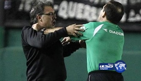 بالفيديو.. حكم يعتدي على مدرب