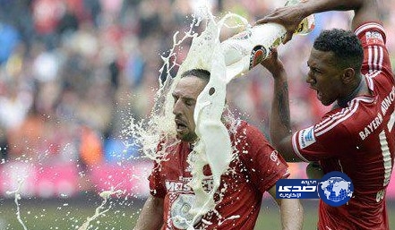 بالفيديو .. ردة فعل ريبيري بعدما سكبوا الخمر عليه فرحا