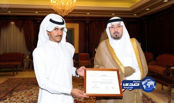 مشعل بن عبدالله يكرم مواطن لتسليمه قطعاً أثرية لمتحف نجران