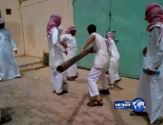 طلاب ثانوية بشرق الرياض يكسرون الباب الخارجي للهروب من المدرسة !