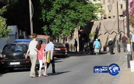أسماء الأسد توصل طفليها للمدرسة سيرا على الأقدام