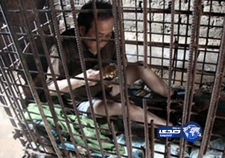 صينية تحتجز ابنها المريض عقلياً 11 عاماً في قفص