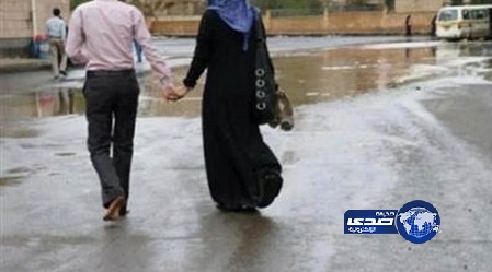 لماذا خلع حذاءه وهو برفقة زوجته؟!