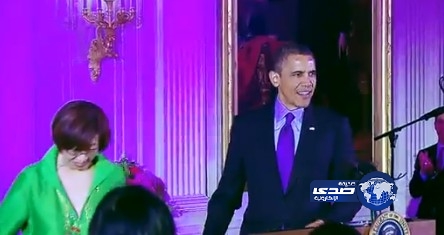 بالفيديو.. قبلة «حمراء» تخدش حياء أوباما وتحرق قلب «ميشيل»