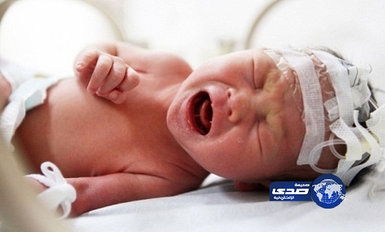 والدة رضيع أنبوب الصرف الصحي تتأسف