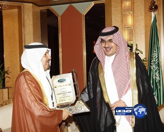 الأمير نواف بن فيصل يكرم مدير استاد الملك فهد السابق
