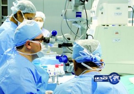 أطباء يسحبون قلما من جمجمة مريض