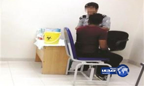 “رجل أمن” يسحب عينات الدم من المرضى بمستشفى حكومي