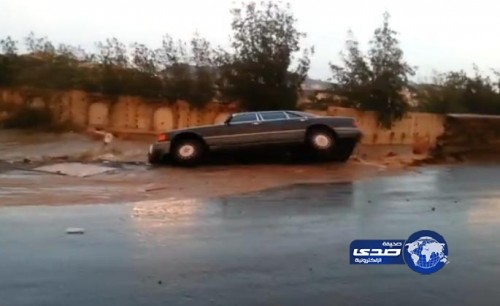 بالفيديو.. سقوط سيارة مرسيدس ببطء في سيل القيم بالطائف