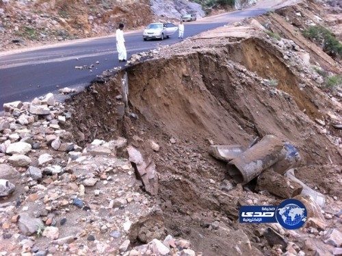 إدارة الطرق والنقل بالباحة تكثف أعمال الصيانة للطرق المتضررة من الأمطار