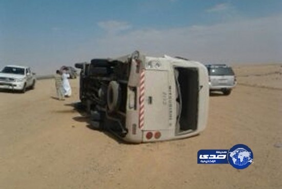 بالصور.. تعرض حافلة تقل 21 طالبا لحادث إنقلاب شرق رفحاء