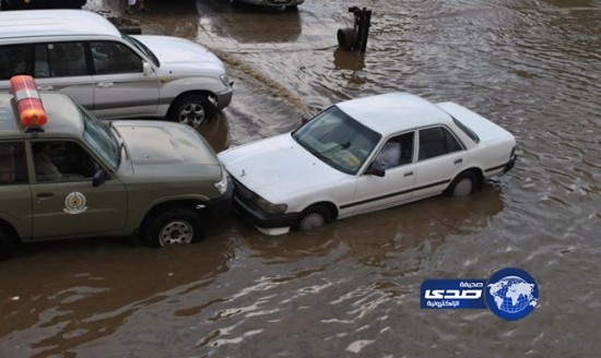 الأمطار تحتجز المركبات على طريق خريص