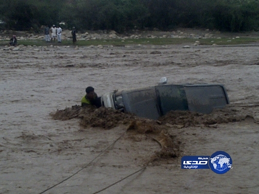 الدفاع المدني يباشر إنقاذ خمسين مواطنا احتجزتهم السيول يوم أمس
