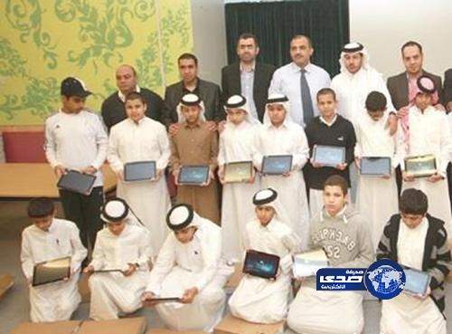 مدير مدرسة بالأحساء يتكفل بشراء أجهزة اتصال ذكية لذوي الدخل المحدود