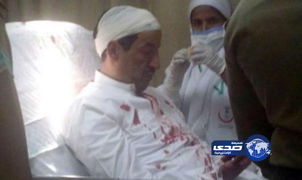 مواطن يطعن عقيداً بالدفاع المدني في رأسه ويمنعه من إنقاذ قرية من جرف السيول