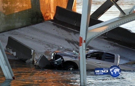 تصادم شاحنة تسبب في انهيار جسر بولاية واشنطن