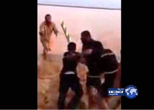 بالفيديو: إنقاذ مجموعة من رجال الدفاع المدني جرفهم السيل