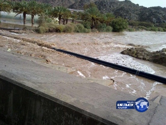 هطول أمطار غزيرة وانسداد فتحات التصريف بالطائف