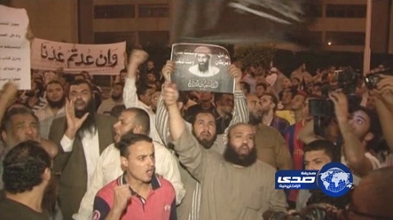 إسلاميون يتظاهرون ضد الأمن المصري برفع صور”بن لادن”