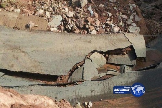 بالصور.. مياه الأمطار تدمر طرق جبال الحشر في جازان