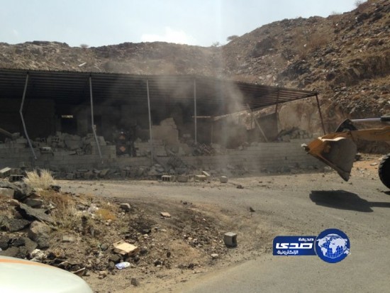 بالصور..مخالفي الأراضي يعتدون على مراقبي بلدية المعابدة بمكة