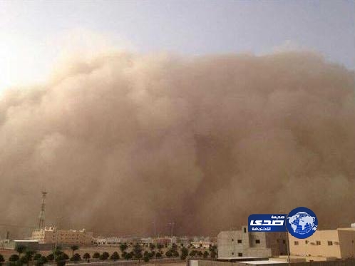 بالصور.. موجة غبار كثيفة بالقصيم والرؤية أقل من كيلومترين