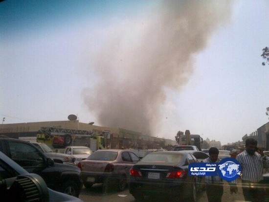 بالصور.. حريق في مجمع للورش بالمنطقة الصناعية شمال جدة