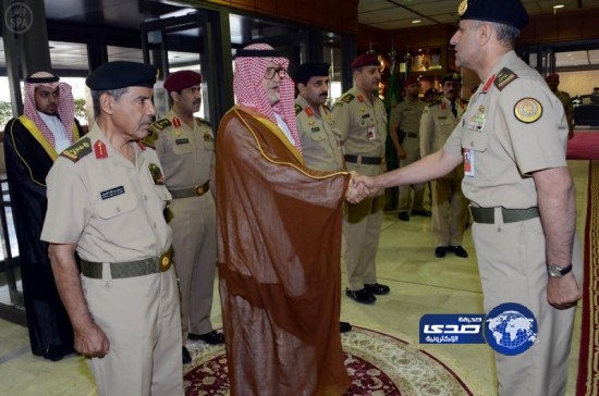 نائب وزير الدفاع يقوم بزيارة لقيادة القوات البرية الملكية السعودية